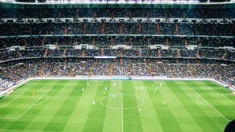 “全国首届学生（青年）运动会跳水比赛拉开帷幕，首枚金牌诞生于跳水项目——央视新闻客户端实时报道”